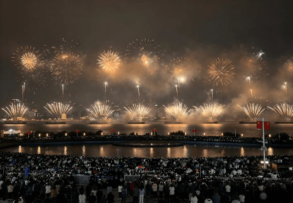 2026南昌国庆烟花秀：秋水广场江面烟花与观演人群