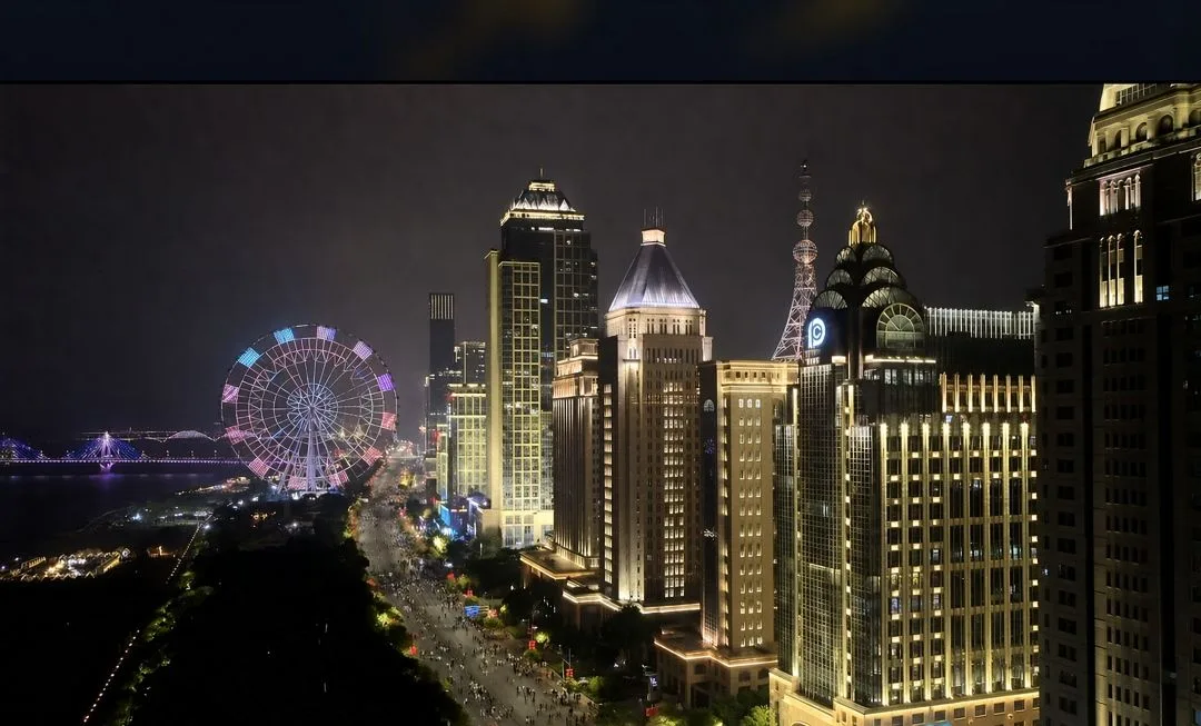 南昌赣江两岸夜景与摩天轮，国庆烟花秀周边风光
