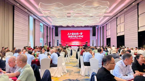 格林缦旅大酒店多功能宴会厅同学聚会宴会现场,800平方米无柱宴会厅层高7米圆桌摆台实拍